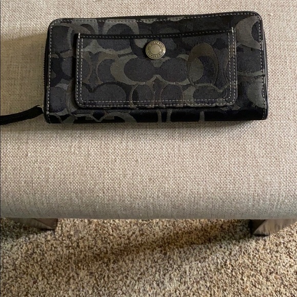 Authentic Coach signature wallet - Picture 1 of 6